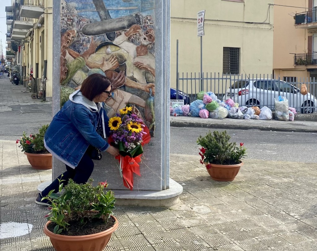 deposizione di fiori presso la stele ()