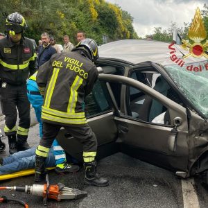 Un altro tragico incidente stradale nel reggino: un morto e quattro feriti