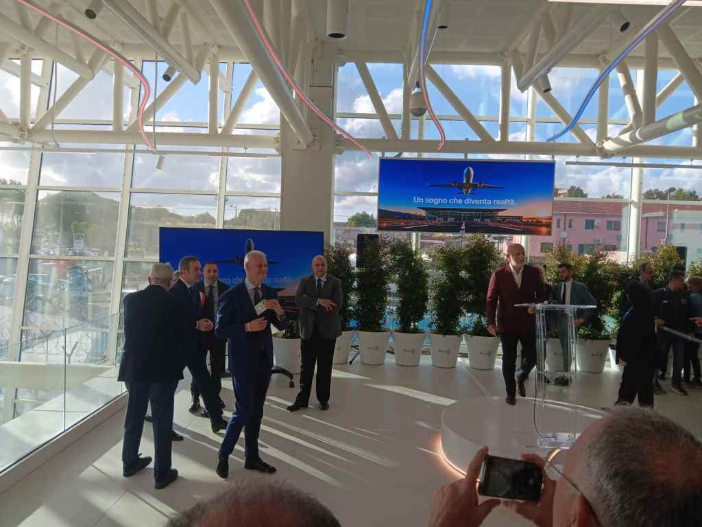 nuovo aeroporto tito minniti ()