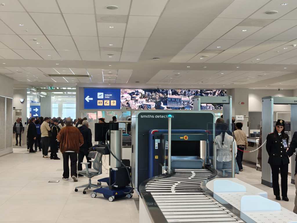 nuovo aeroporto tito minniti ()