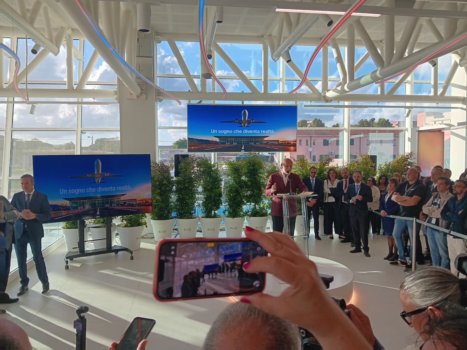 nuovo aeroporto tito minniti ()