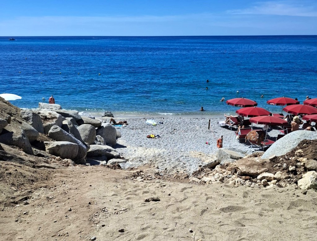 accesso spiaggia Rocca Nettuno