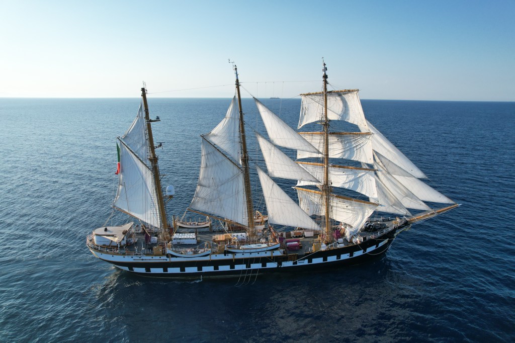 Reggio, la Nave Scuola Palinuro approda al porto: visite aperte – FOTO