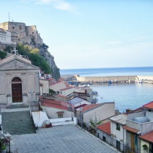 Un defibrillatore per Chianalea: il cuore di Scilla batte più forte grazie al prof. Montemurro