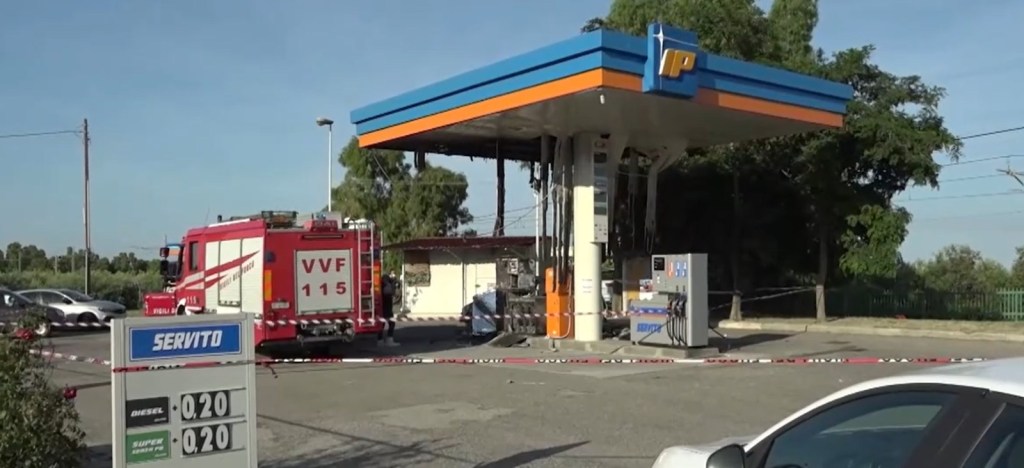 migranti morti colonnina auto fiamme