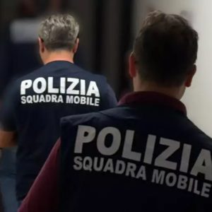 Reggio, si barrica in casa e minaccia di togliersi la vita: decisivo l’intervento di un poliziotto