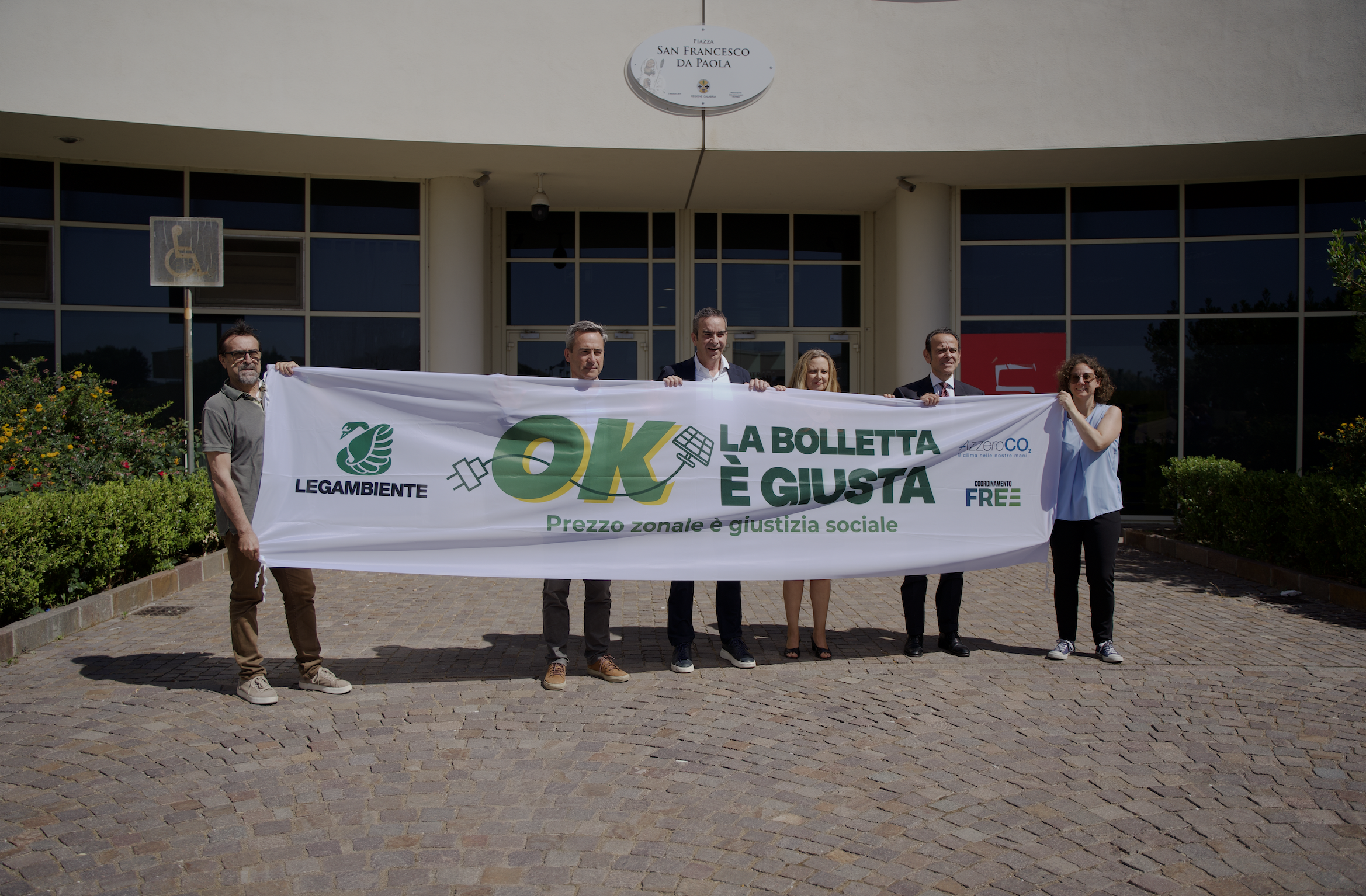 striscione con Occhiuto e legambiente nazionale e regionale