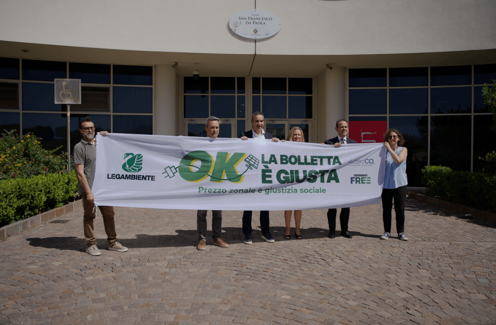 striscione con Occhiuto e legambiente nazionale e regionale