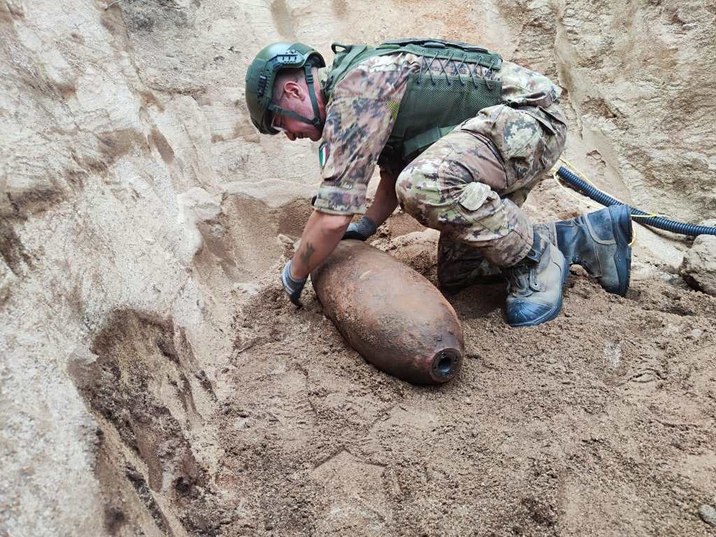 Preparazione della bomba per il brillamento