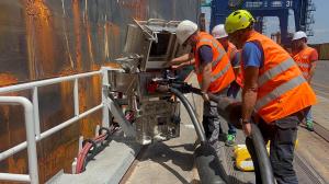 Prima connessione nave cargo a Gioia Tauro