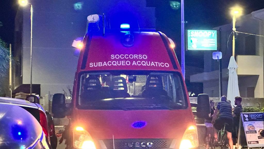 barca ribaltata gallico marina mare soccorso subacqueo vigili fuoco