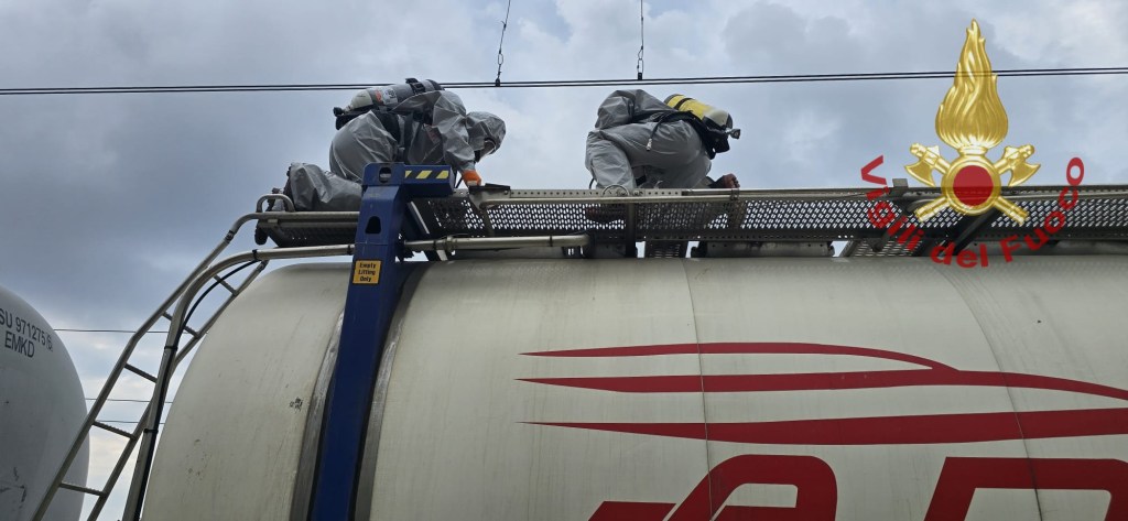 cisterna acido solforico stazione fuscaldo