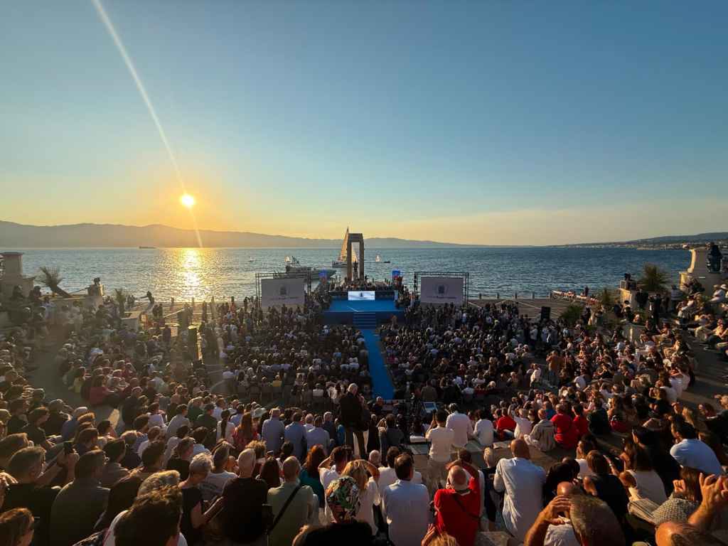 Reggio, buona la ‘prima’ dell’era Cannizzaro: il giuramento del sindaco e l’abbraccio dell’Arena – FOTO