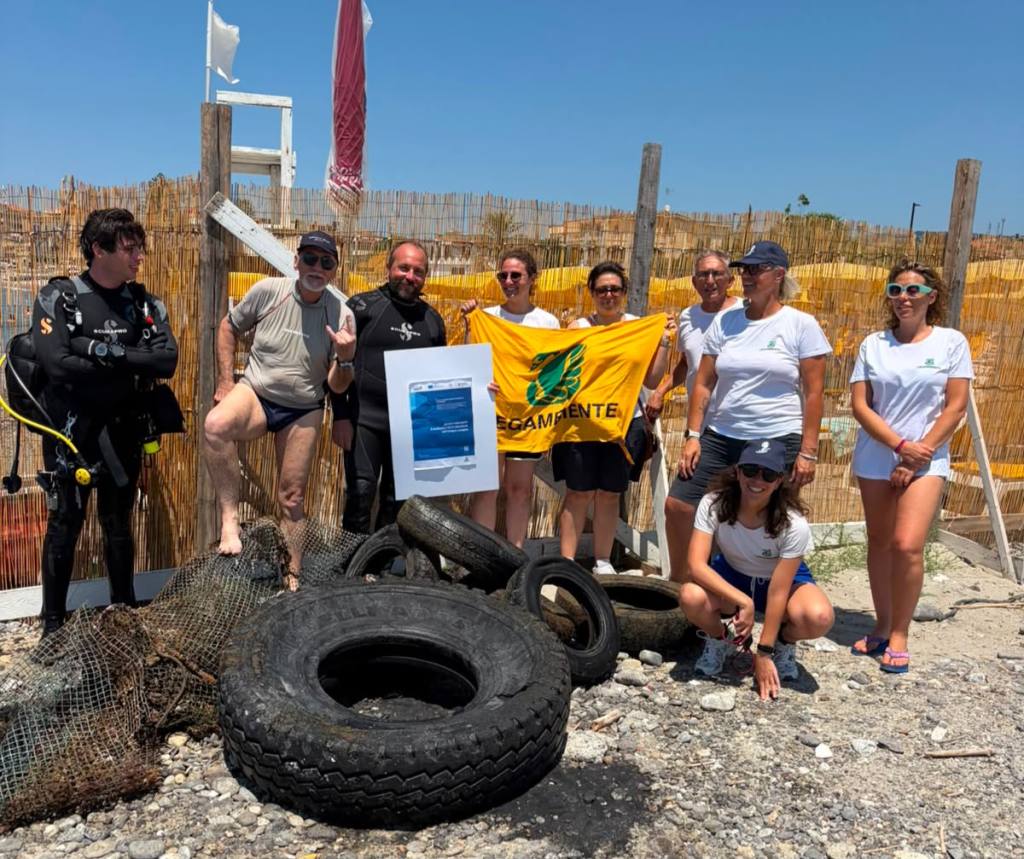 foto di gruppo raccolta rifiuti