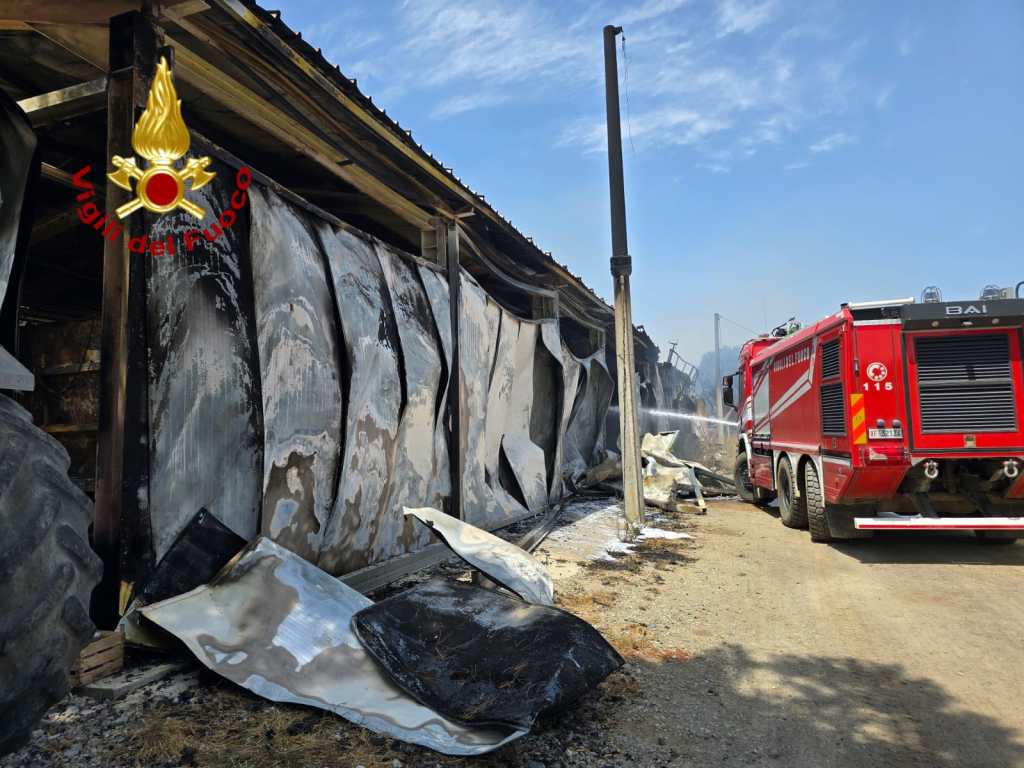 incendio azienda calabria crotone ()