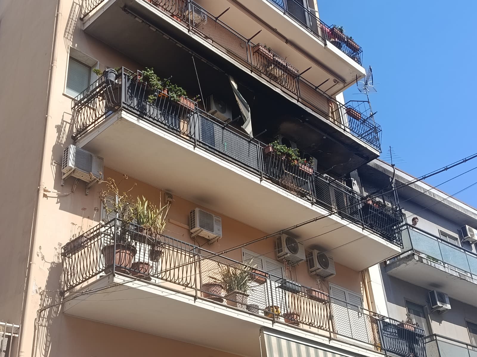 incendio via sbarre inferiori ()