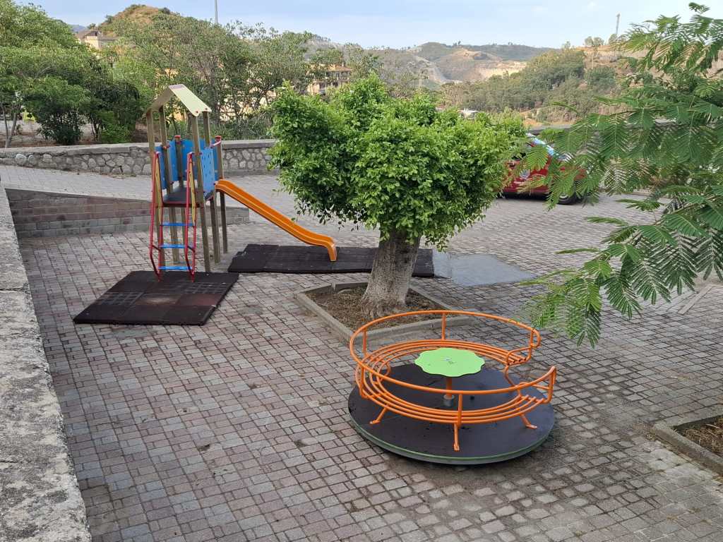 Caulonia, riaperto nel centro storico il parco giochi per i bambini – FOTO