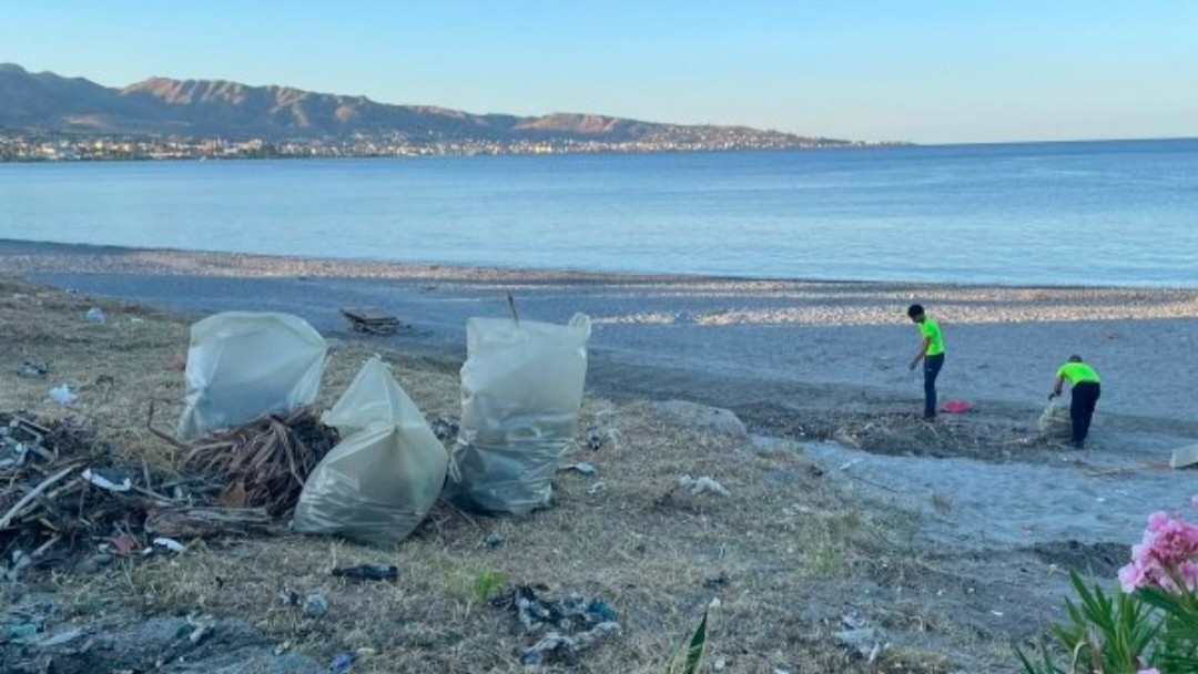 pulizia spiaggia sorgente