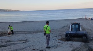 pulizia spiaggia sorgente
