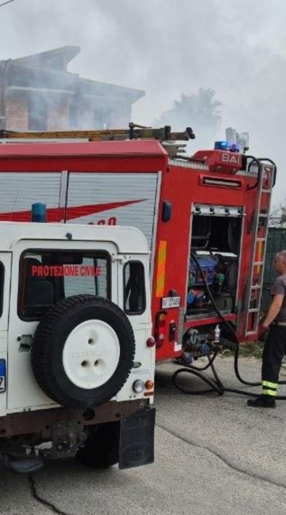 rc uomo enne incendia rifiuti polizia locale ()