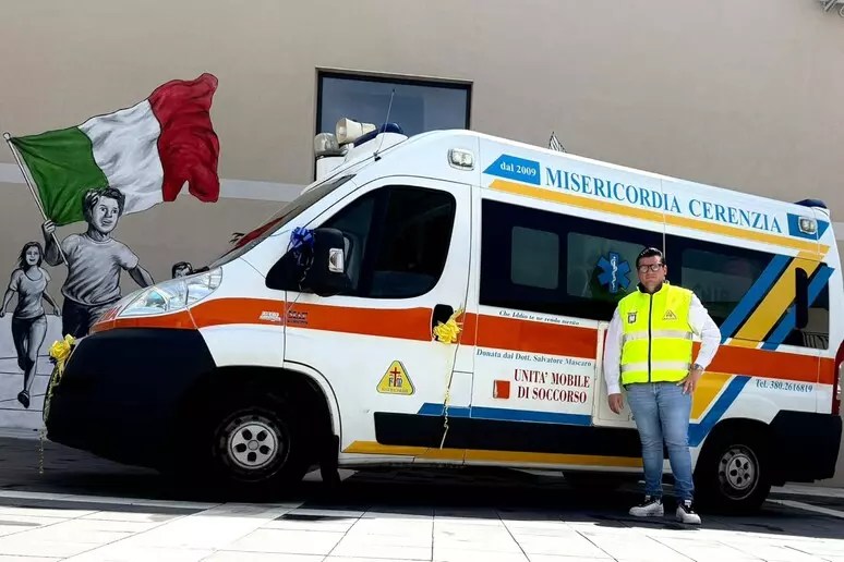 Sindaco calabrese dona ambulanza al paese nel giorno del suo compleanno
