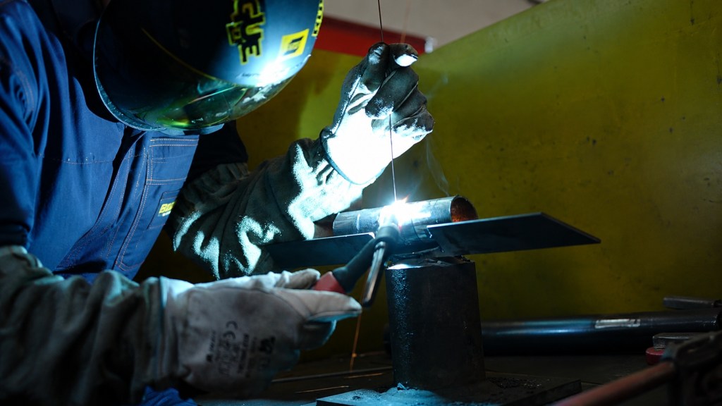 FOTO DI APERTURA – saldatore in azione con scintille