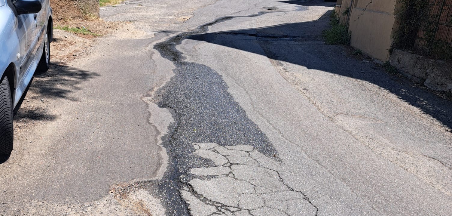 Reggio, perdite d’acqua da tre mesi in via Eremo Botte: la denuncia dei residenti