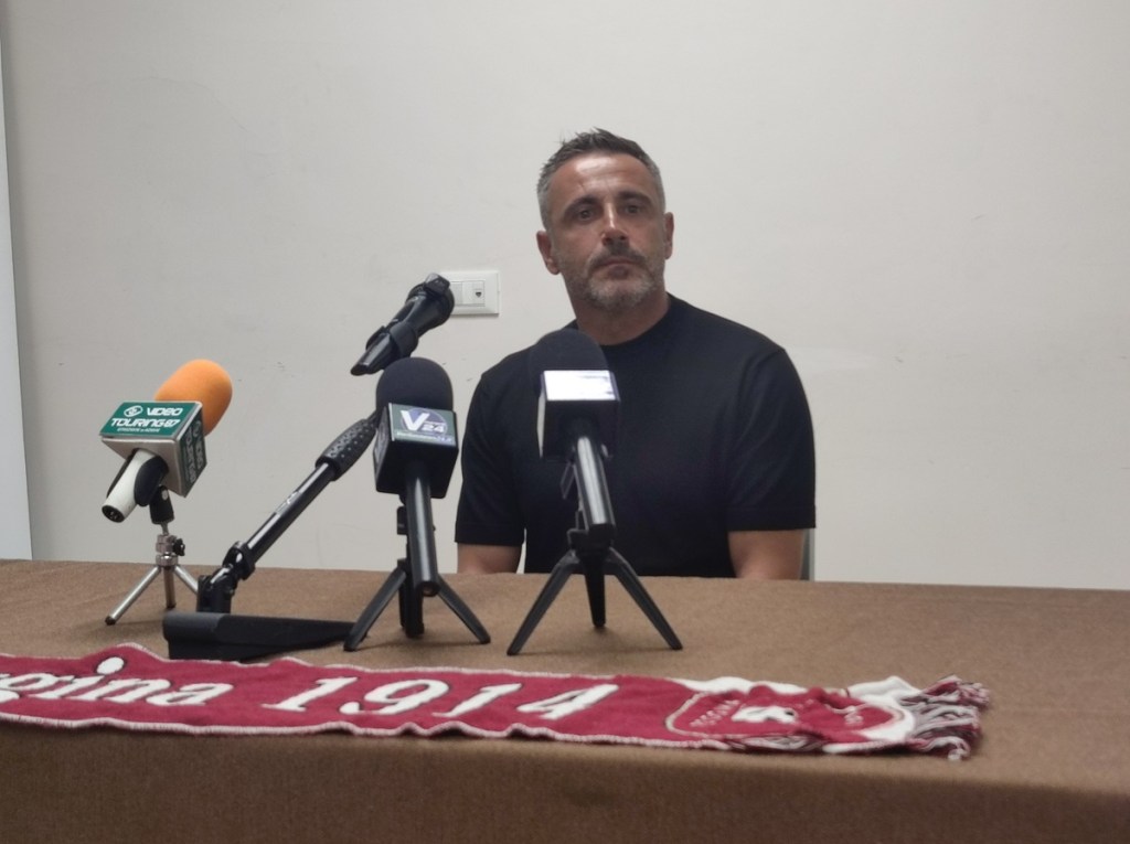 Mister Marco Marchionni seduto davanti ai microfoni in sala stampa, con la sciarpa Reggina 1914 sul tavolo