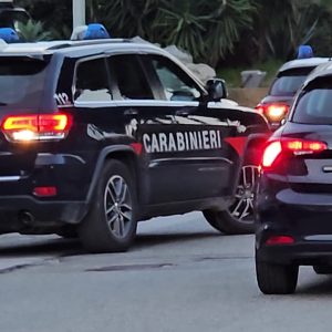 Reggio, i Carabinieri bussano per un controllo e insospettiti dall’odore trovano oltre 2,5 kg di droga