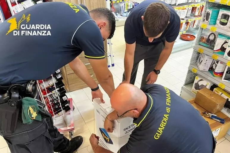 gdf sequestro droga prodotti contraffatti denuncia
