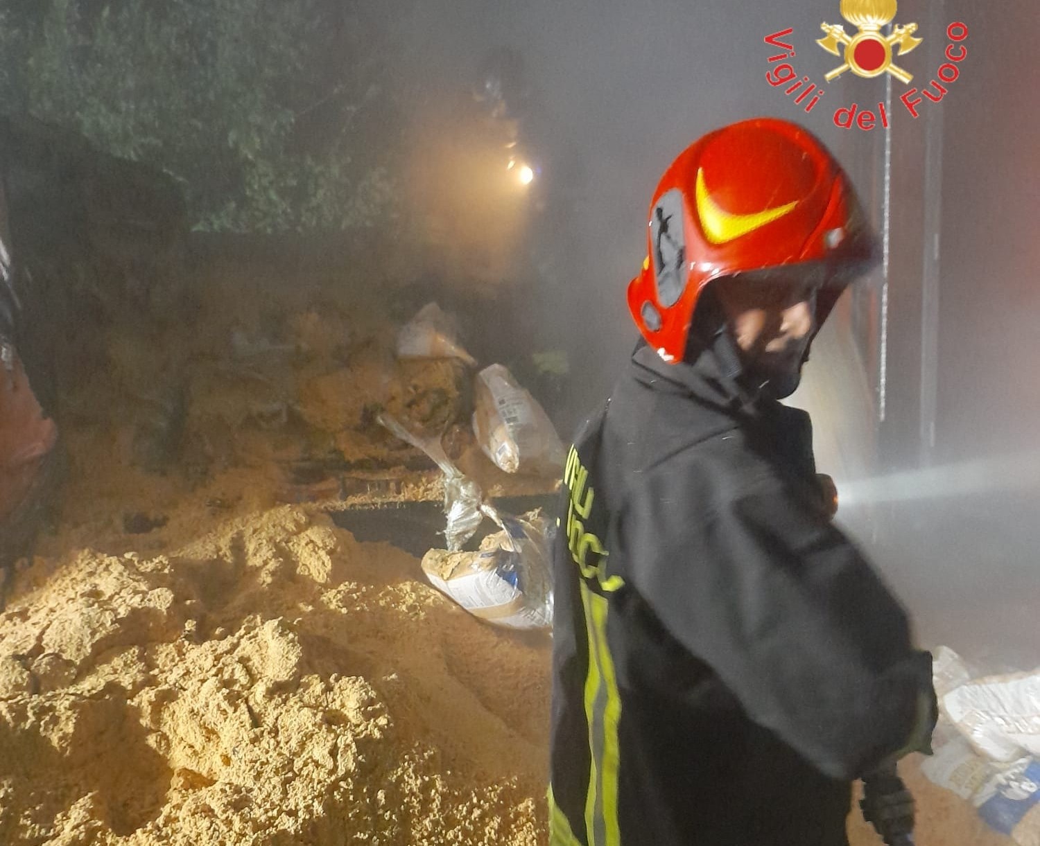 incendio autotreno pellet vvf ()