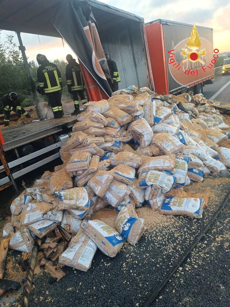 incendio autotreno pellet vvf ()