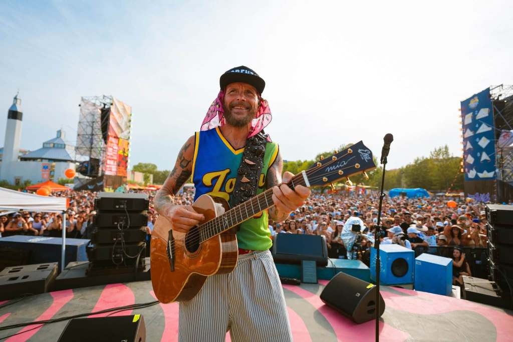Artista con la chitarra sul palco davanti al pubblico durante il concerto del Jova Summer Party