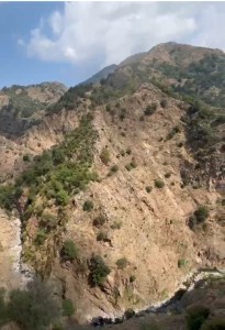 roghudi vecchio ragazzi intrappolati canyon ()