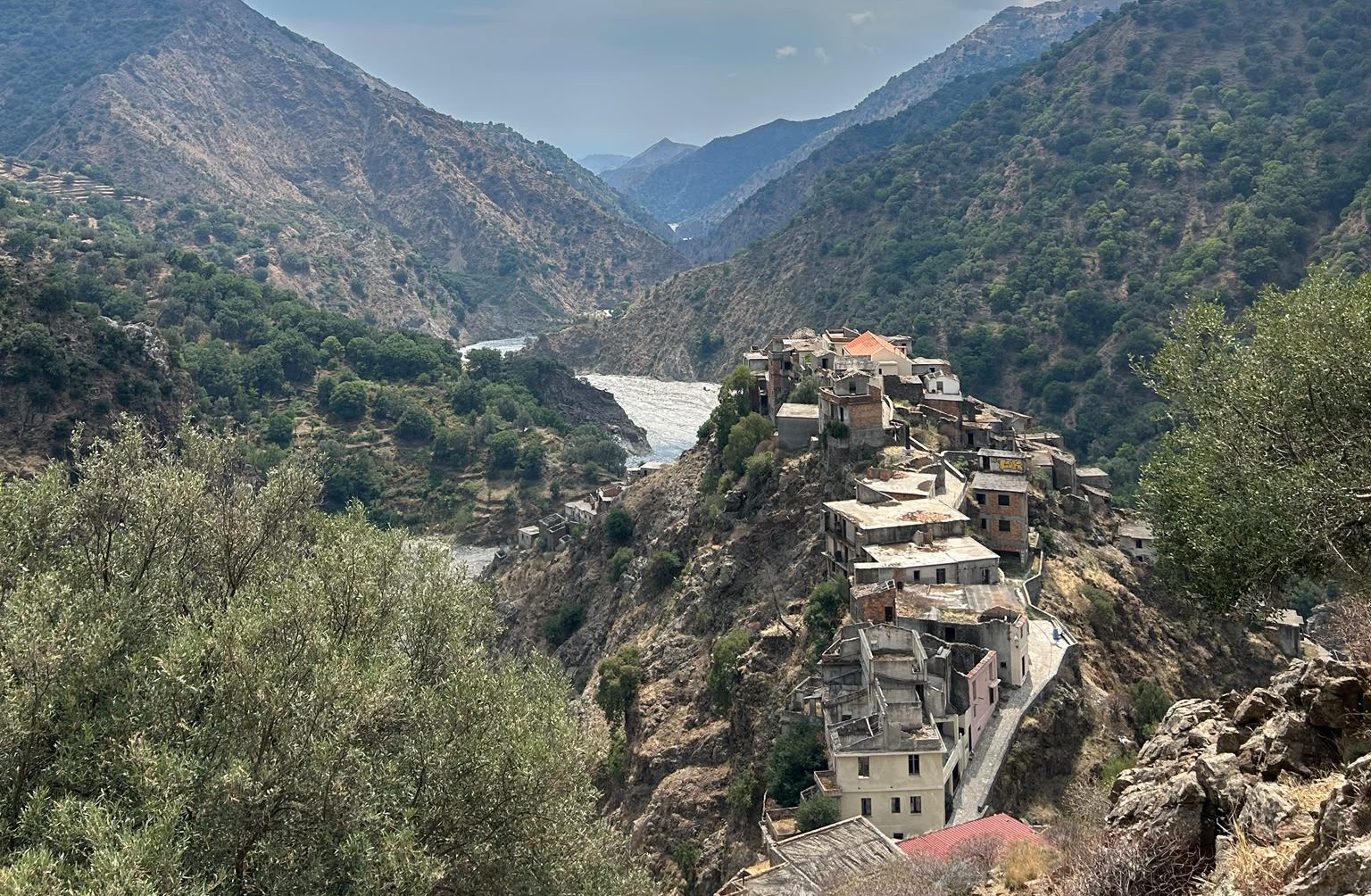 roghudi vecchio ragazzi intrappolati canyon ()