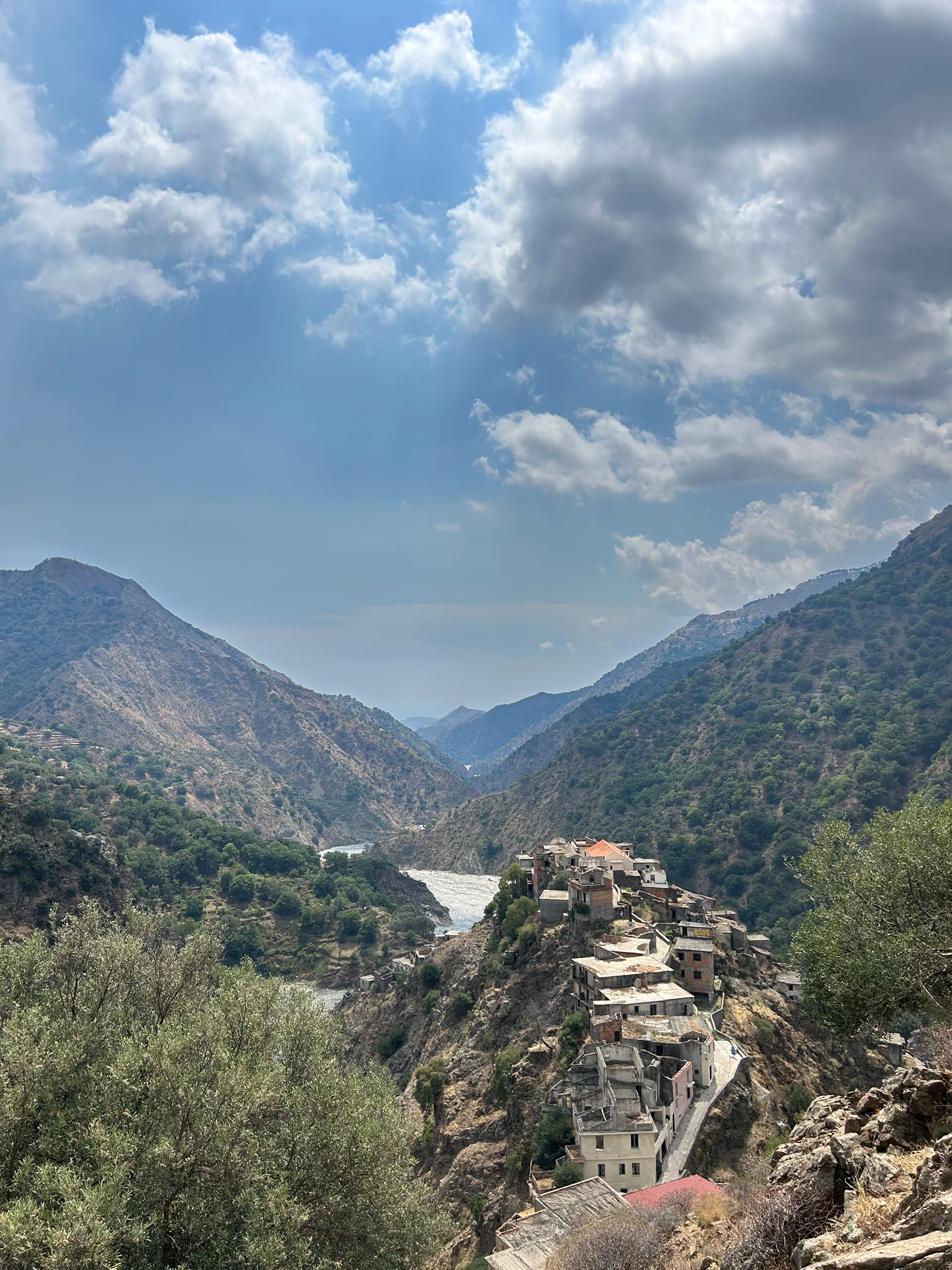 roghudi vecchio ragazzi intrappolati canyon ()