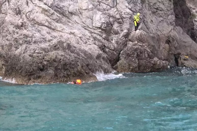 turisti bloccati scogli vvf