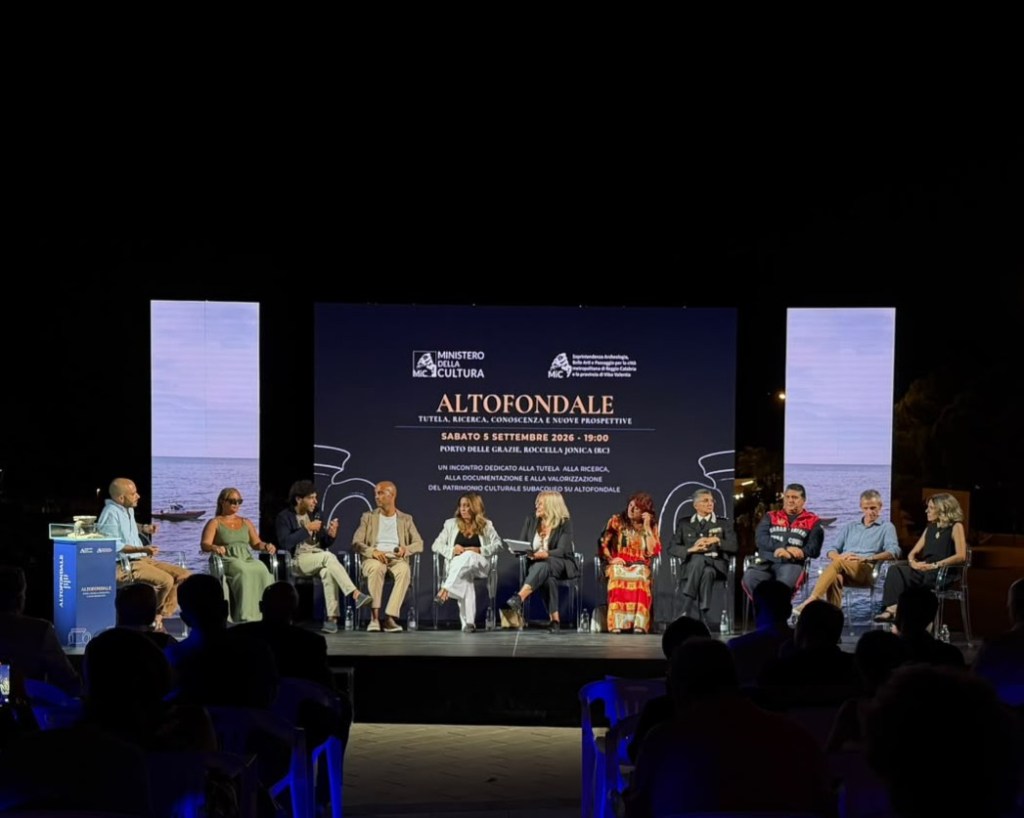 Altofondale Il palco con i relatori Foto©LivingCamera SABAP RC