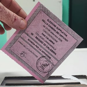 Elezioni suppletive a Reggio, il voto parte in salita: affluenza bassissima nelle prime ore