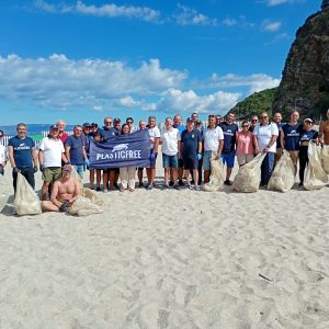 Sea & Rivers, in Calabria raccolte quasi 4 tonnellate di rifiuti: 170 volontari in campo