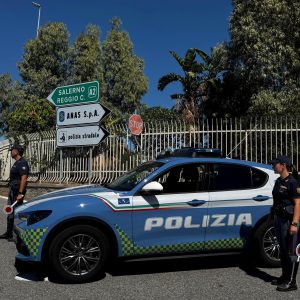Corre sull’A2 e tenta la fuga, in auto oltre 2 kg di cocaina. Arrestato