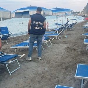 Calabria, 360 mq di demanio marittimo occupato abusivamente: sequestri della GdF