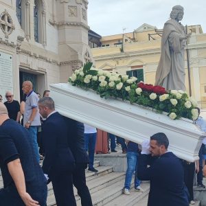 Reggio, l’ultimo saluto ad Anthea. Padre Demetrio: ‘Preghiamo per lei e per chi resta’