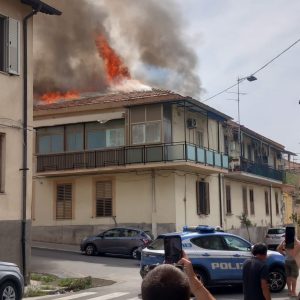 Reggio, casa in fiamme a S. Caterina: squadre dei Vigili del Fuoco sul posto