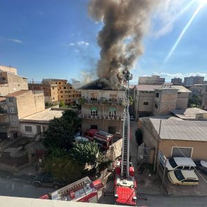 Incendio in un’abitazione a Palmi: fiamme durante lavori di rifacimento