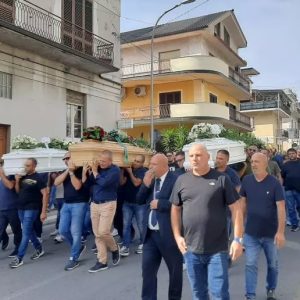 Incidente sulla Jonio-Tirreno, chiesa gremita per l’ultimo saluto alle tre vittime