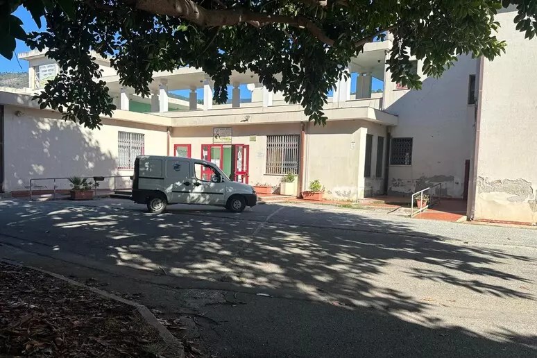 scuola lamezia tentato accoltellamento docente
