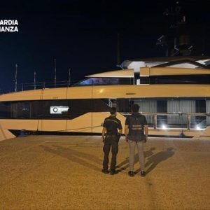 Roccella, sequestrato yacht di lusso: contestata un’evasione oltre 2 mln di euro