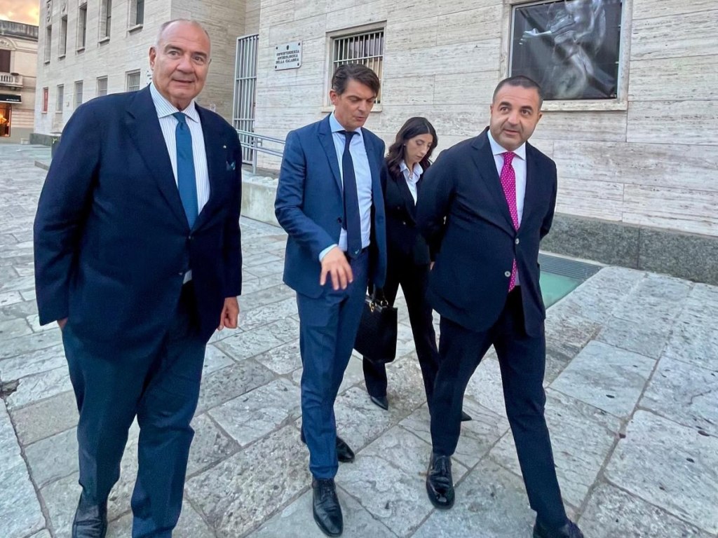La delegazione dell'incontro tra Reggio Calabria e Grasse davanti alla sede della Soprintendenza archeologica della Calabria