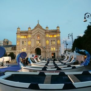 Regata del Mediterraneo: oggi si completa la decorazione delle barche. Piazza Duomo è uno spettacolo